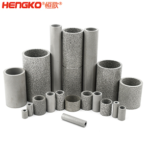 如果您對燒結不銹鋼濾管筒有任何疑問，您會在這里找到答案。  一、什么是燒結不銹鋼濾管筒？    是通過加熱或加壓的燒結工藝制成的特殊金屬管。根據您需要的金屬類型，可以選擇燒結不銹鋼金屬管、燒結銅金屬管或燒結青銅金屬管。  二、燒結金屬管有哪些用途？ 1.食品和飲料行業：防止食物營養成分被沖走，還可以過濾掉污染物。 2.水力發電廠為您工廠的渦輪機提供動力。保持電力循環生產。 3.天然氣生產廠可以捕獲氣體中的小污染物。 4.化學加工工業過濾掉有害污染物，提高化學產品的效率。 5.石油工業消除污染物來提高石油產品的純度。 6.醫藥行業去除藥品中的污染物，并提高藥用價值     三、燒結金屬管的優點是什么？ 1.材料堅固形狀靈活    2.良好的滲透性     3.多種孔隙分布 4.性能穩定可以應對來自各種流體的高壓而不會變形。  5.機械強度高可以在高溫高壓等極其惡劣的環境中使用。 6.可以調整孔的大小    7.耐腐蝕和熱沖擊   8.設備易于清潔，無需長時間關機。  四、選擇燒結金屬管時要注意以下幾點：  優質材料、溫度范圍、微米變化、耐腐蝕、納污能力、機械強度 需要的高強度（恒歌316不銹鋼濾管正反向流動中提供相同的強度）      燒結金屬管的工作原理  五、什么材料可以制造燒結金屬管？ 1.燒結不銹鋼：高機械強度耐腐蝕，在高壓高溫中高效運行不會損壞；  2.銅粉末燒結管屬不銹鋼替代品，耐腐蝕且經濟實惠，但耐溫和強度較差；  3.鎳合金，適用于極端工作條件的燒結金屬管。     注：燒結、固化、退火有以下幾個方面的比較：  1.燒結：這是一種熱處理方法，會使粉末狀物質形成整體材料，利用粉末中單個粒子之間發生的擴散。可以固態和液態下發生。     金屬粉末  2.養護：是用來加速化學反應的技術，適用于高分子及高分子材料復合。當熱固性聚合物在室溫下無法在合理時間內固化時，您將使用固化爐應用高溫來實現固化過程。  （例如，當您將預浸碳纖維覆蓋在模具上時可以固化它，使它保持模具的形狀，單體會在固化溫度下迅速反應，從而形成熱固性聚合物，使預浸墊物質變硬。）  3.退火：是一種熱處理技術，用于使用非常高的溫度來減輕物質的應力，降低處理物質中原子間鍵內的內應力和整體彈性能。此外，它是指金屬熱處理、高性能聚合物和陶瓷玻璃的術語。  （例如，您可以將冷軋鋼坯退火，制成另一種產品，當內部應力不推薦時，例如在進行機加工之前，您可使用此過程，機械加工通過去除材料來改變內應力的分布。     六、有哪些類型的燒結金屬管： 1.燒結多孔金屬管金屬管上的孔有助于過濾過程，運營成本低，但由于表面積小效率較低。     2.褶皺燒結金屬管表面積大于多孔金屬管，過濾效率高，但成本也高。     七、能清洗燒結金屬管嗎？ 建議定期清潔設備上累積的污染物提高效率，確保其經久耐用并發揮最佳性能，延長使用壽命。  在 Hengko我們將幫助您獲得合適的燒結不銹鋼濾管筒以滿足獨特的應用要求。您有任何疑問，請隨時聯系我們的團隊。www.hsylouheqi.com